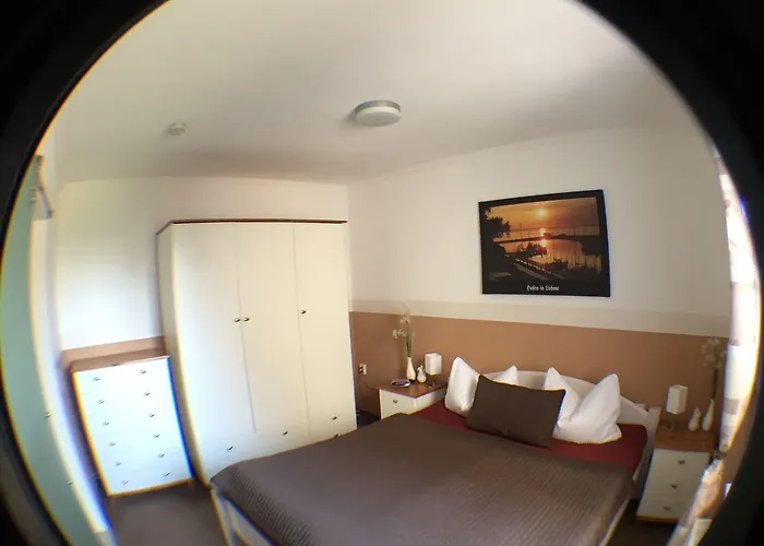 & Schneidereit בית הארחה 4*